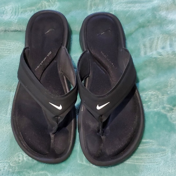 nike footbed flip flops